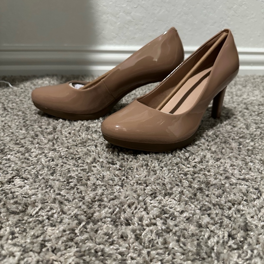 NWT Clarks size 8 Women's Patent Leather Heels in Nude - Picture 4 of 7